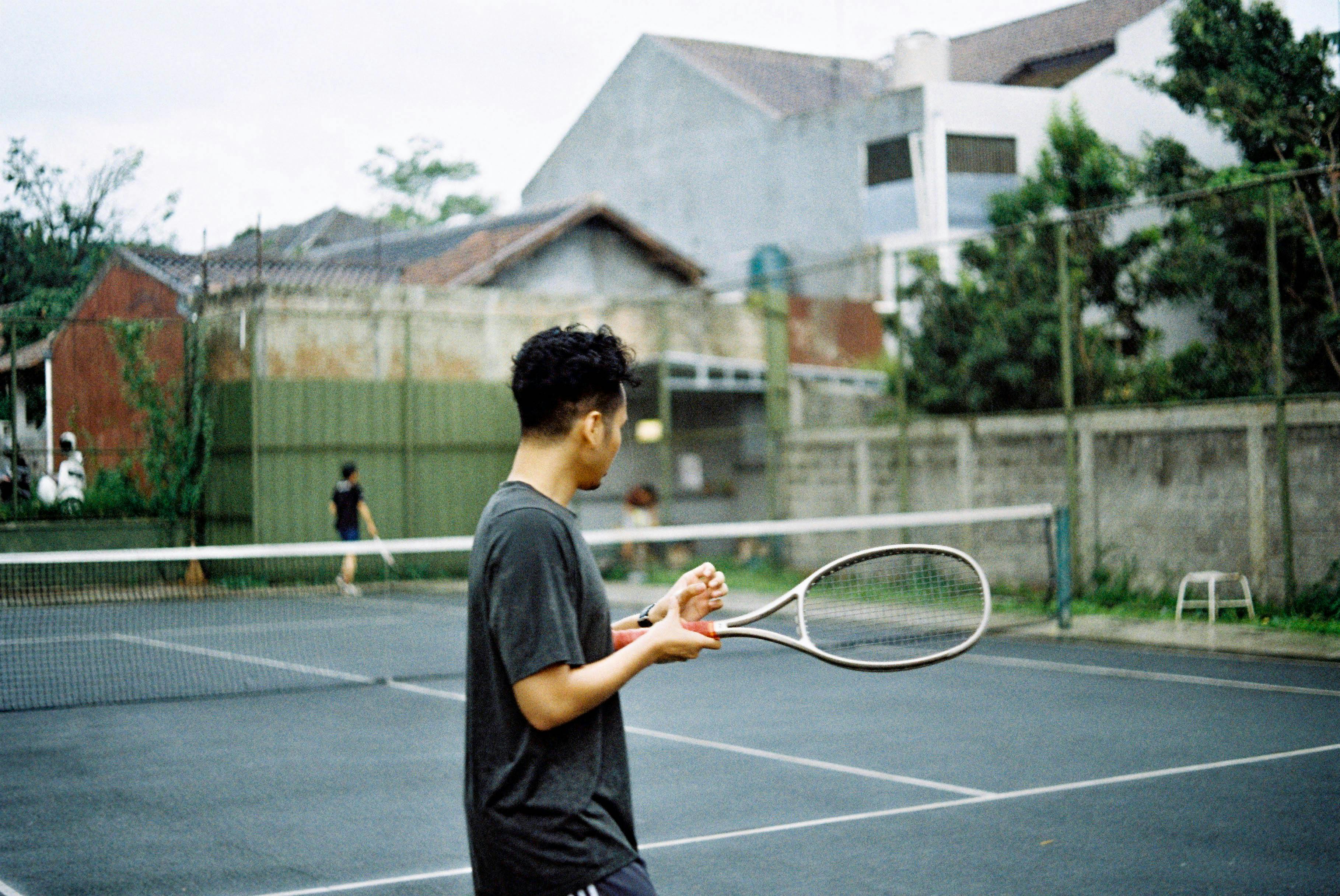 Man holding a tennis bat